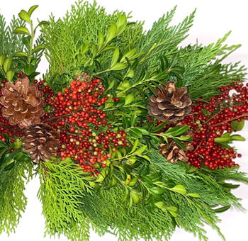 Elegant Christmas table centerpiece with seasonal blooms and textures, ideal for winter weddings and festive gatherings.