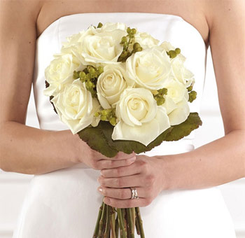 Bridal bouquet of fresh white roses and greenery, styled for a romantic wedding look with timeless elegance and soft natural beauty.