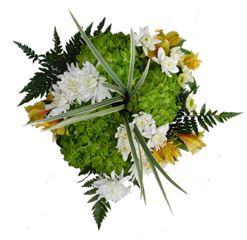 Emerald green wedding centerpieces, ideal for beach weddings, St. Patrick’s Day parties, and festive décor.