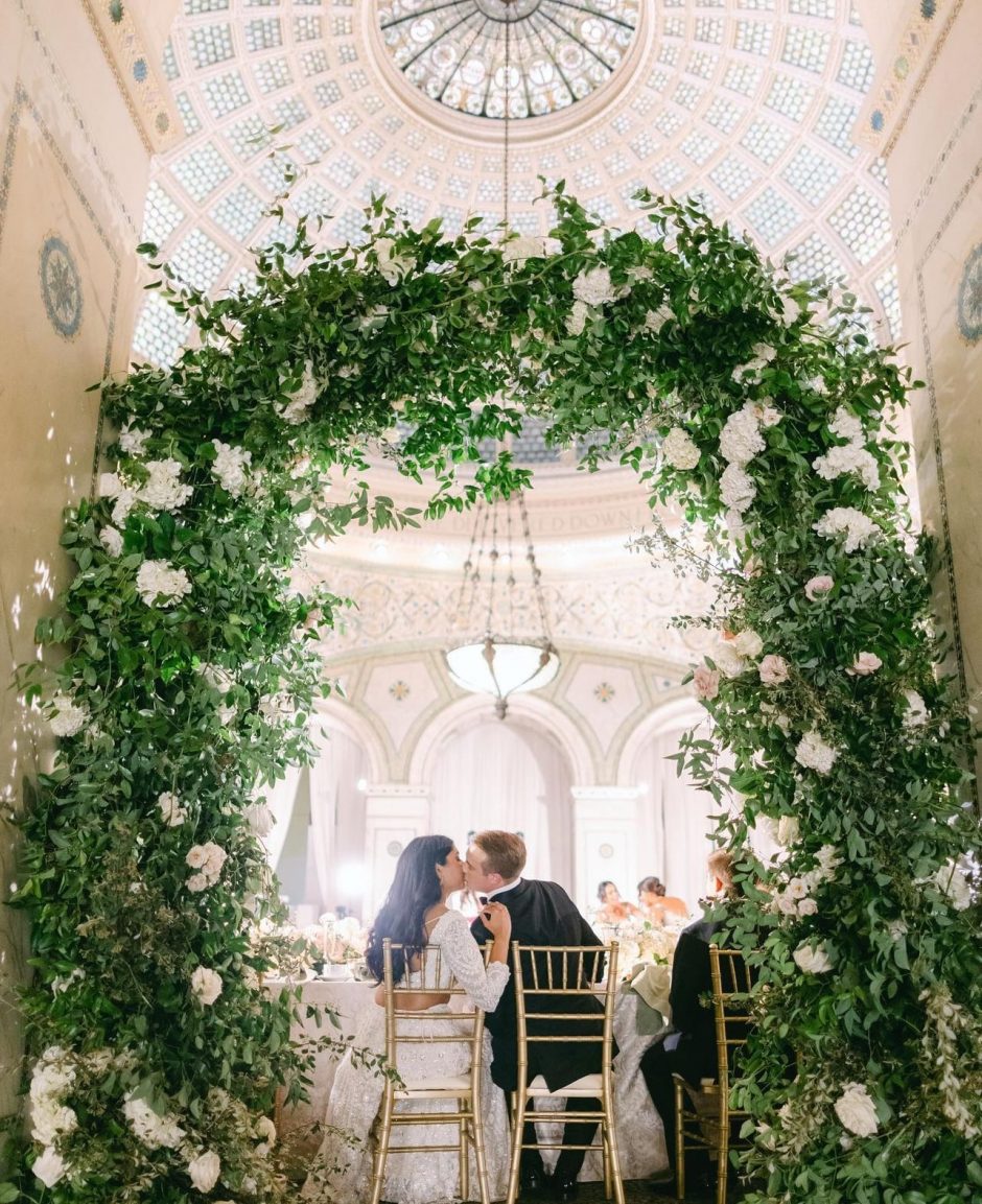 Newlywed couple kissing at the Chicago Cultural Center.