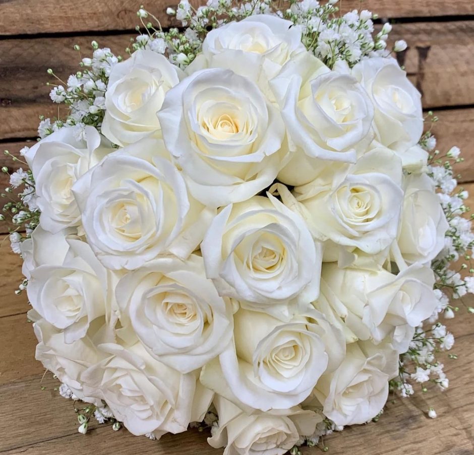 Akito white roses in a bouquet.